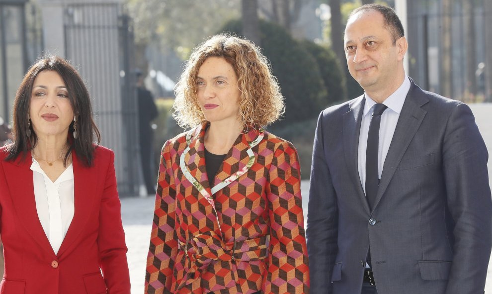 La ministra de Política Territorial, Meritxel Batet (c), junto a la presidenta de la Cámara autonómica, Marta Bosquet (Cs), y el delegado del Gobierno andaluz, Alfonso Rodríguez Gómez de Celis, a su llegada al Parlamento andaluz en Sevilla para el acto de