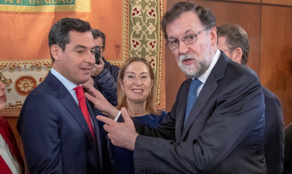 El nuevo presidente de la Junta de Andalucía, Juanma Moreno, es felicitado por el expresidente del Gobierno Mariano Rajoy, en presencia de la presidenta del Congreso, Ana Pastor, tras el acto de toma de posesión de su cargo en el Parlamento andaluz. EFE/J