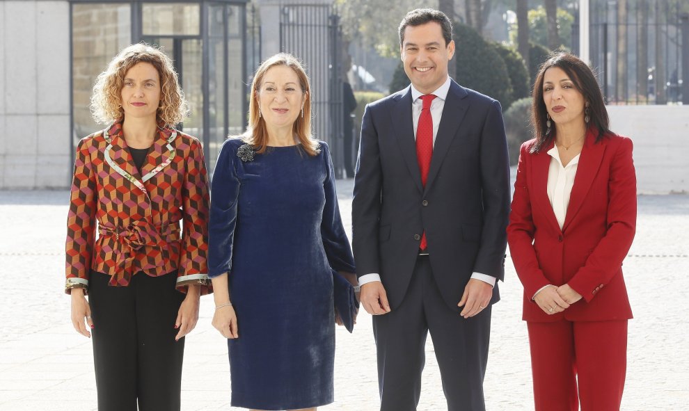 El presidente electo de la Junta de Andalucía, Juanma Moreno (2d), junto a la ministra de Política Territorial, Meritxel Batet (i), la presidenta del Congreso, Ana Pastor (2i) y la presidenta de la Cámara autonómica, Marta Bosquet (Cs, a su llegada al Par