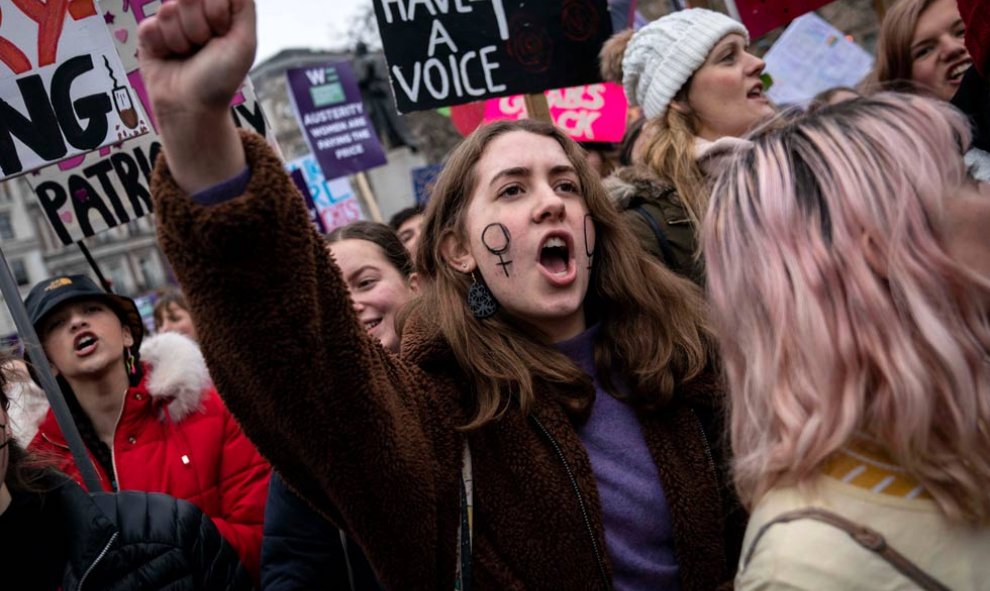 Londres y Nueva York fueron las dos principales ciudades en las que se celebró la Marcha de las mujeres. En la imagen, una manifestante en Londres. (WILL OLIVER | EFE)