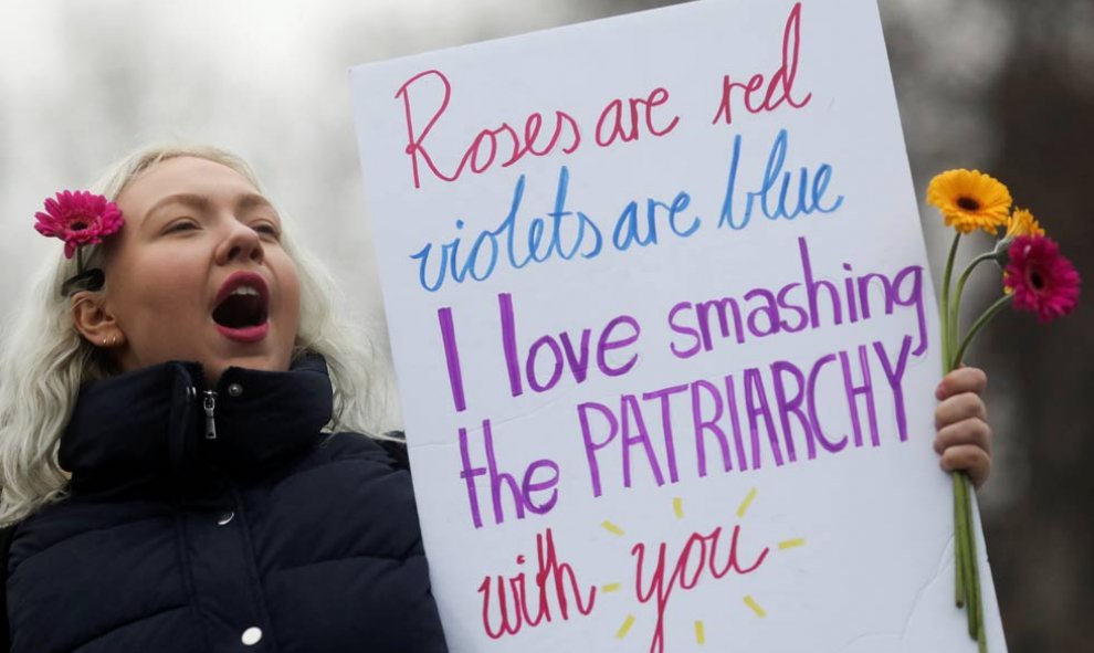 La Marcha de las mujeres estuvo llena de carteles, pancartas y mensajes reivindicativos de todo tipo. (SIMON DAWSON | EFE)