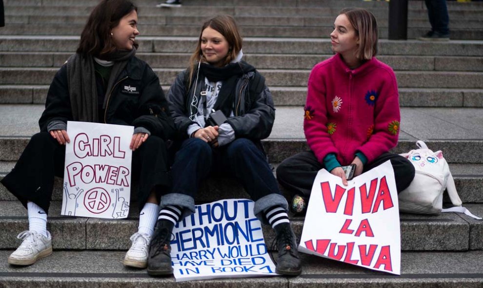 Tres chicas en Londres, una de ellas con un cartel que resume el espíritu de esta protesta: "Girl power". (WILL OLIVER | EFE)