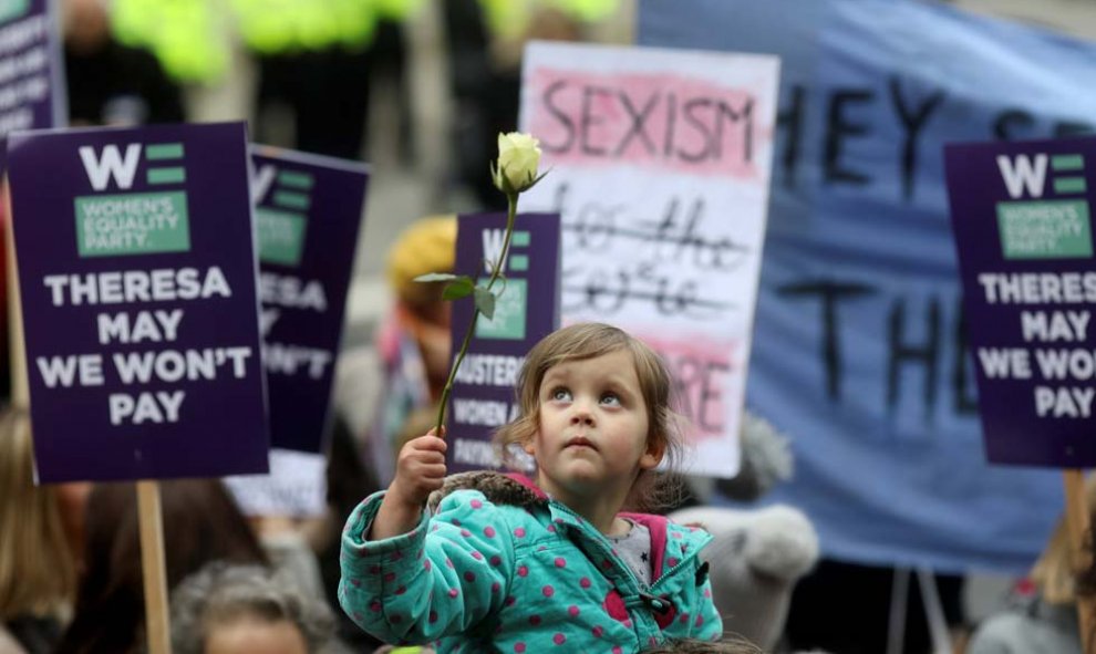 Una niña sujeta una rosa en la manifestación de Londres (SIMON DAWSON | REUTERS ).