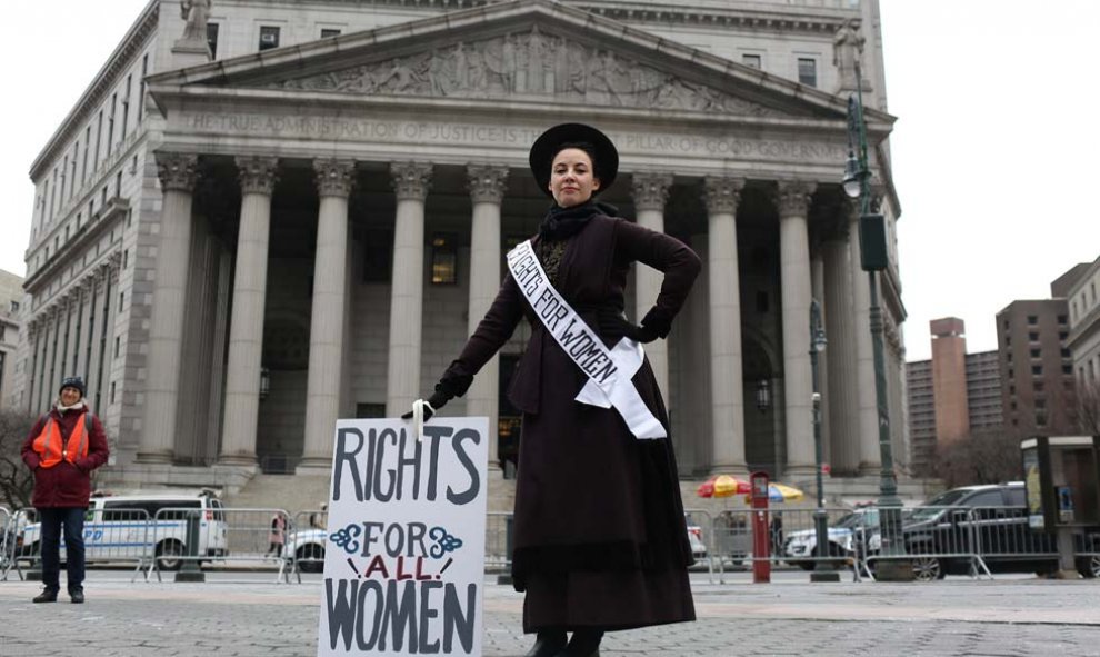 Una mujer vestida como las sufragistas posa ante la Corte Suprema de Manhattan para recordar los 100 años del voto femenino en Estados Unidos. (GABRIELA BHASKAR | EFE)