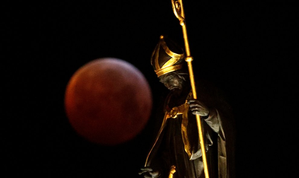 La super luna roja vista a través de una estatua durante el eclipse en Bruselas, Bélgica. REUTERS/Francois Lenoir