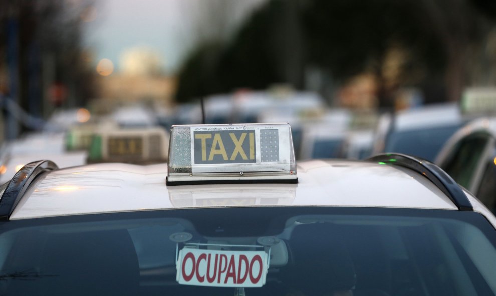 Madrid durante la primera jornada de la huelga indefinida de los taxistas que se unen a la iniciada el viernes por el sector del taxi de Barcelona | EFE