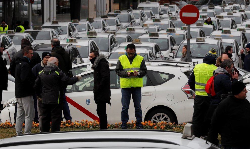 Concentración de taxistas en las inmediaciones del recinto ferial de Ifema, en el segundo día de la huelga indefinida del sector del taxi | EFE