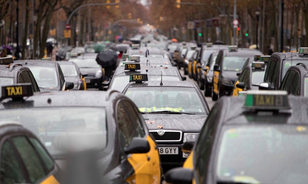 Los taxistas de Madrid y Barcelona siguen con la huelga indefinida y con las movilizaciones para exigir una nueva regulación de los vehículos de alquiler con conductor (VTC) | EFE