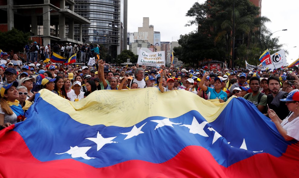 Horas antes, miles de manifestantes salían a las calles para pedir la dimisión de Nicolás Maduro. / REUTERS -  CARLOS GARCIA RAWLINS