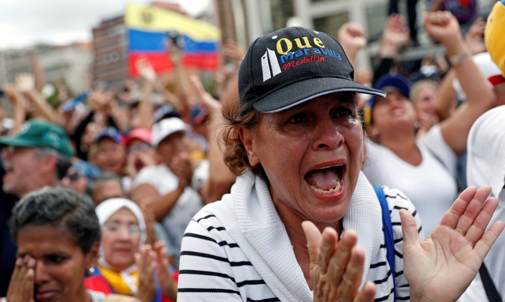 Cientos de manifestantes han recibido con emoción la autoproclamación de Guaidó en venezuela | Carlos García Rawlins / Reuters