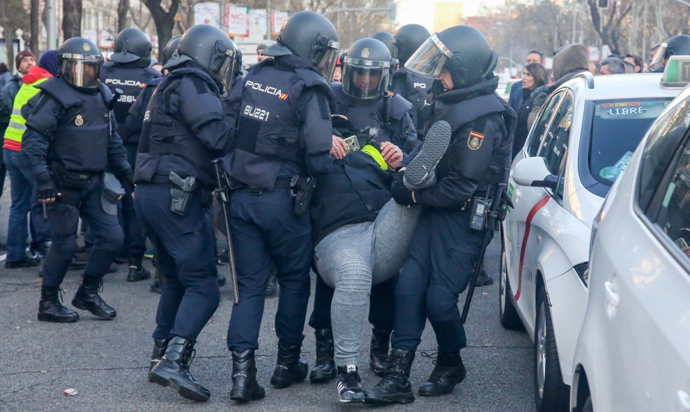 Agentes de la Policía Nacional arrastran a una persona en el Paseo de la Castellana. | Ricardo Rubio / Europa Press