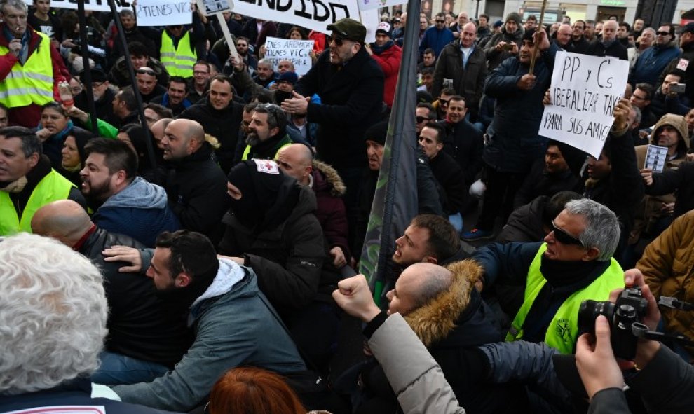 Los taxistas se concentran en Sol frente al Gobierno de la Comunidad de Madrid | JAVIER SORIANO / AFP