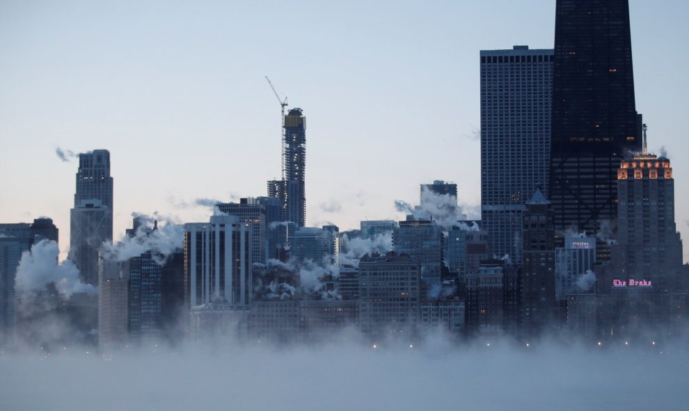 Amanecer de este miércoles en el lago Michigan en Chicago, Illinois, Estados Unidos, donde un frío polar hace que se desplomen las temperaturas bajo cero en el medio oeste del país. EFE/ Kamil Krzaczynski