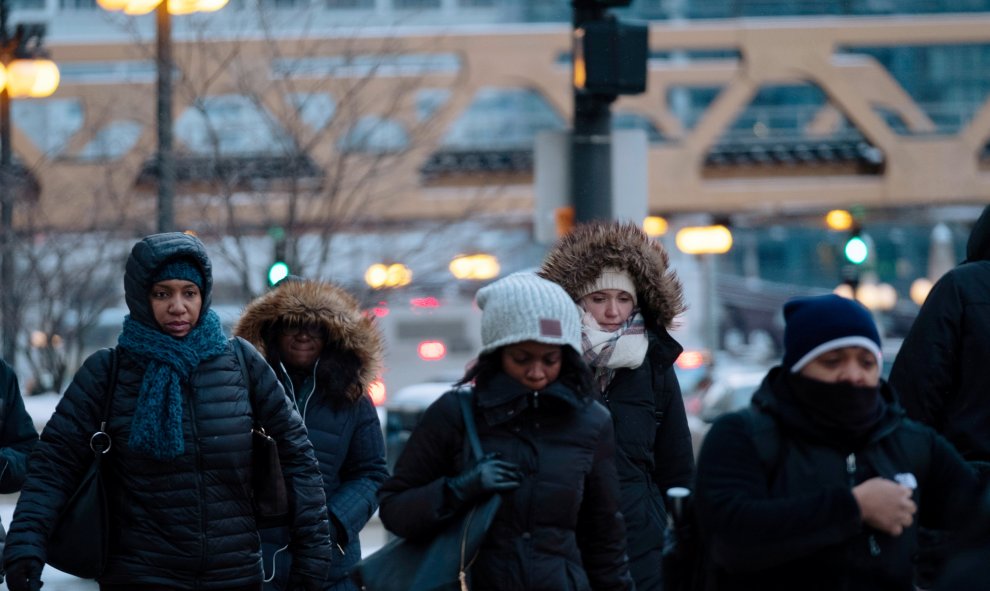 Los peatones cruzan la calle en hora punta azotados por un fenómeno de frío intenso llamado vórtice polar ha descendido. / REUTERS-Pinar Istek