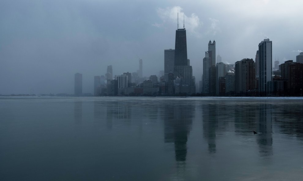 La niebla comienza a cubrir el horizonte de la ciudad a medida que el fenómeno vórtice ha descendido en gran parte del centro y este de los Estados Unidos. / REUTERS (Pinar Istek)