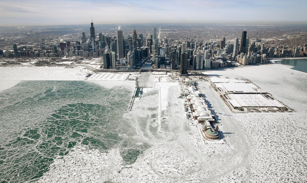 El hielo se acumula a lo largo de la orilla del Lago Michiganpor la bajada de temperaturas mínimos de -30 grados el 31 de enero de 2019 en Chicago | AFP/ Scott Olson