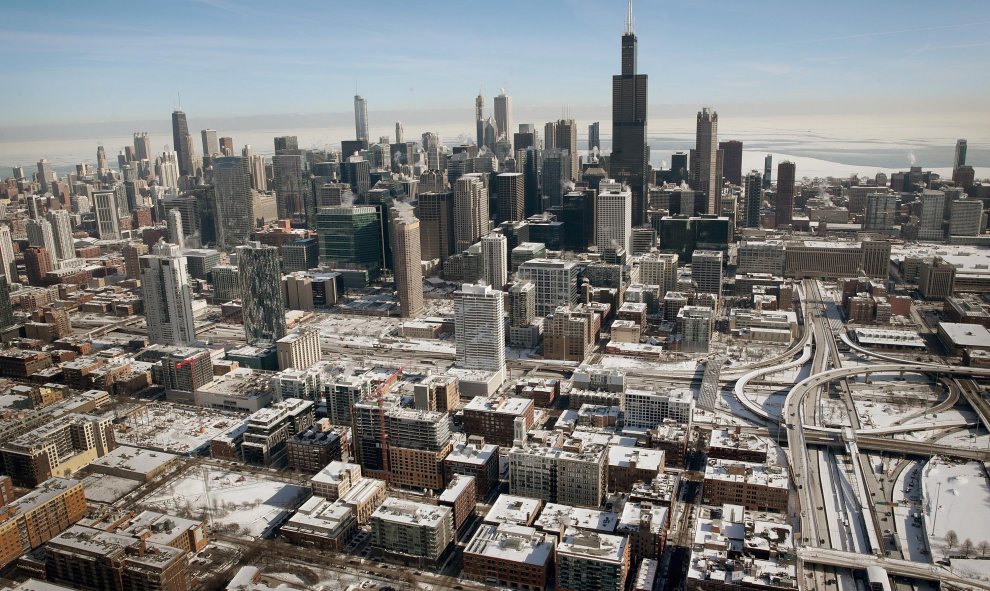 La nieve y el hielo cubren los techos de las casas y edificios ante el descenso de temperaturas a mínimos de -30 grados en Chicago | AFP/Scott Olson