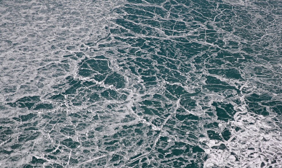 El hielo se acumula a lo largo de la orilla del lago Michigan en Chicago, ante la bajada de temperaturas a mínimas de -30 grados | AFP/Scott Olson