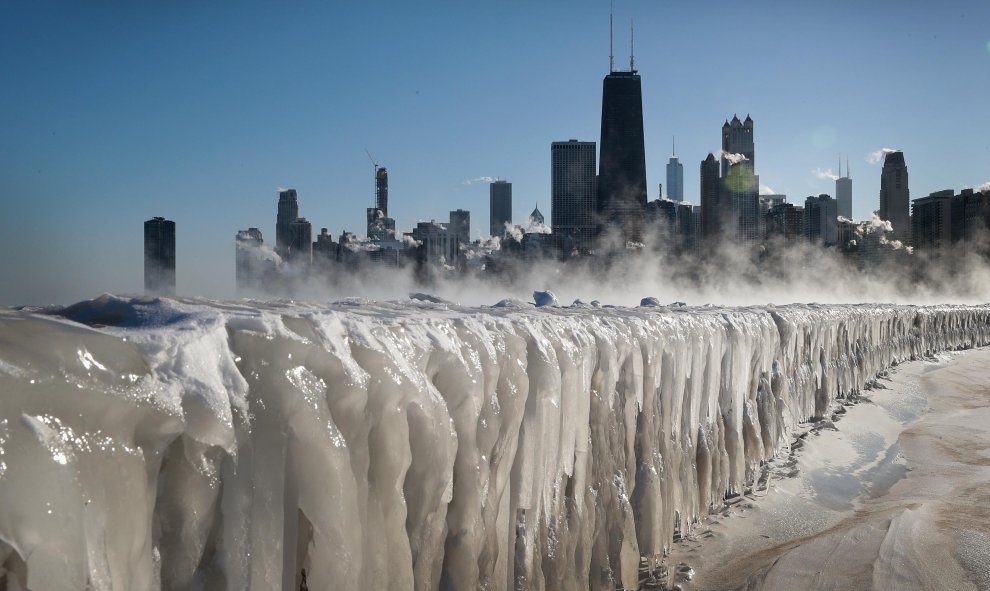 El hielo cubre la costa del Lago Michigan el 30 de enero de 2019 en Chicago, Illinois | AFP/Scott Olson