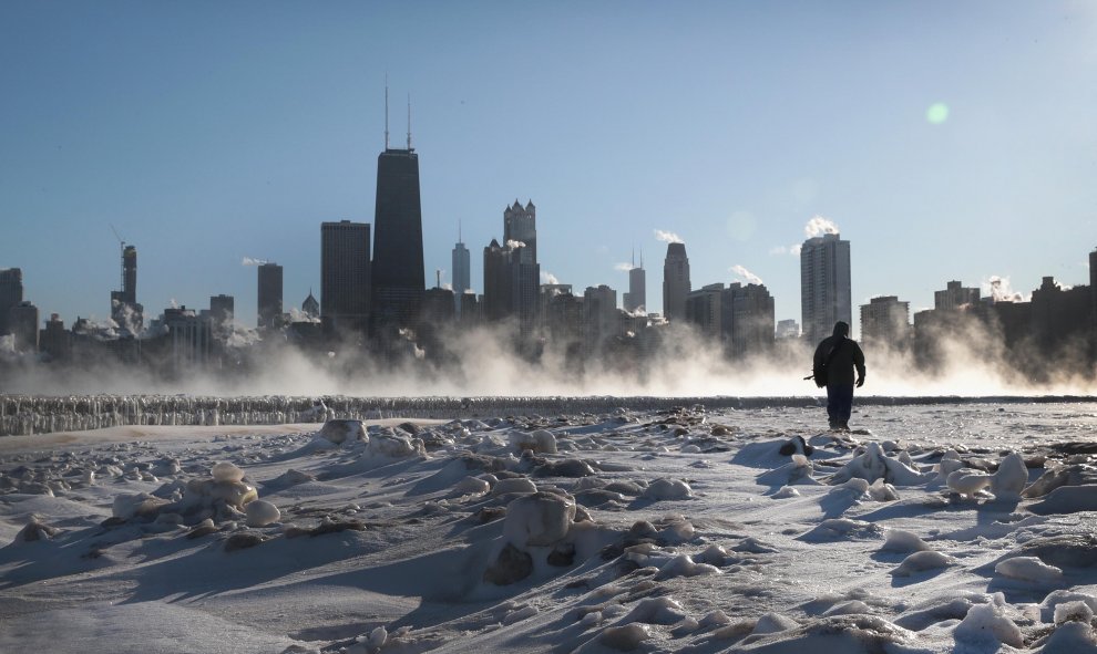 Un visitante toma una foto del horizonte de Chicago a lo largo de la orilla del lago Michigan | AFP/Scott Olson