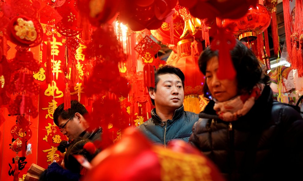 La gente compra decoraciones del Año Nuevo Lunar chino en el jardín Yu Yuan en Shanghai | Reuters/Aly Song