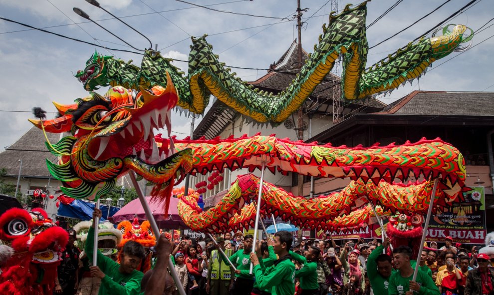 Los hombres realizan una danza del dragón llamada Liong antes del próximo Año Nuevo Lunar chino durante la ceremonia de Grebeg Suro en Solo, Indonesia | Reuters/Mohammad Ayudha