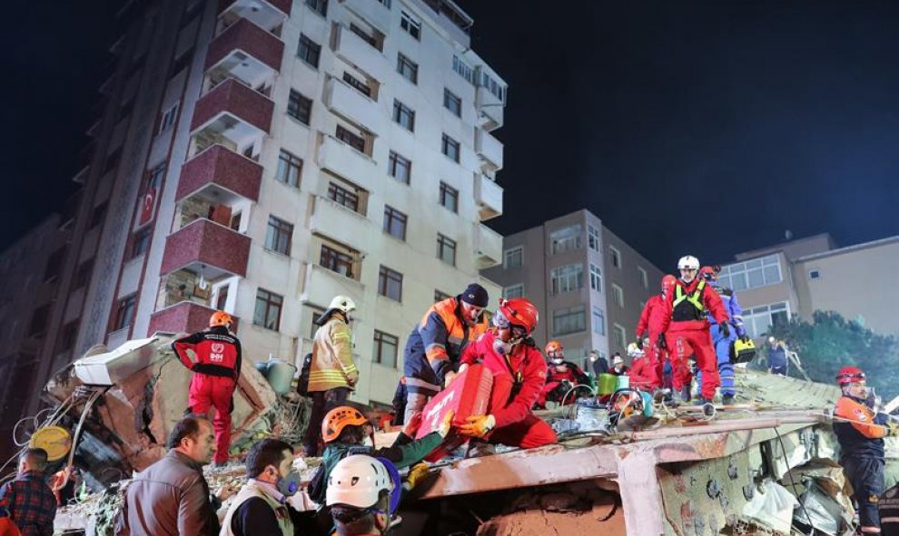 Los rescatistas participan en el auxilio de los heridos en el lugar del colapso. / EFE (TOLGA BOZOGLU)
