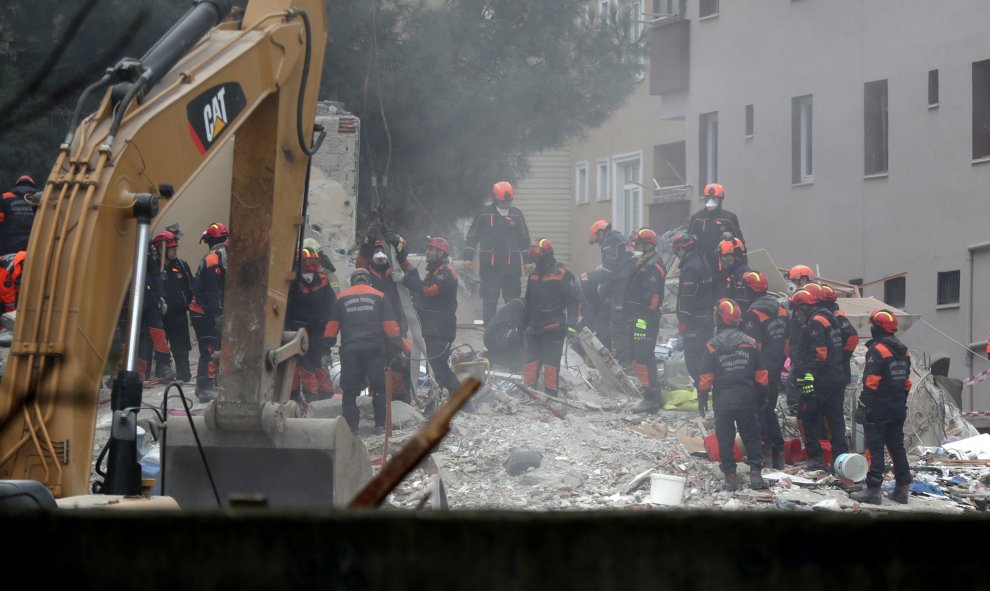Miembros de los servicios de rescate continúan con las labores de búsqueda de supervivientes este jueves tras el derrumbe del edificio. / EFE (Erdem Sahin)