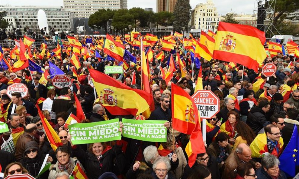 Cientos de personas participan en la concentración convocada por el PP, Ciudadanos y Vox en la plaza de Colón de Madrid. EFE/Fernando Villar