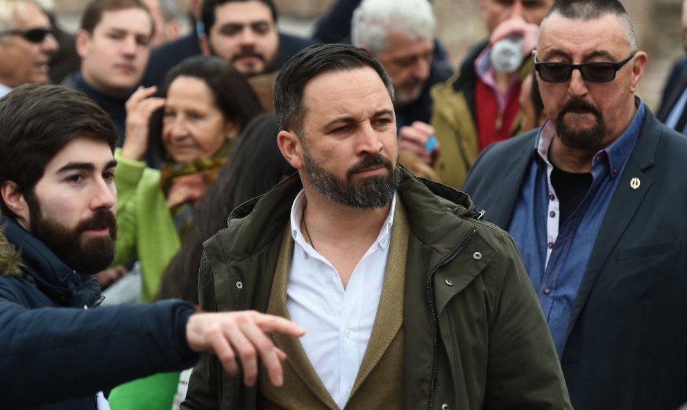 Santiago Abascal, líder de Vox, en su llegada a Colón. Fernando Villar (EFE)