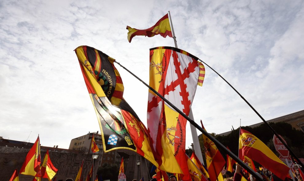 Banderas en plaza de Colón.Víctor Lerena (EFE)