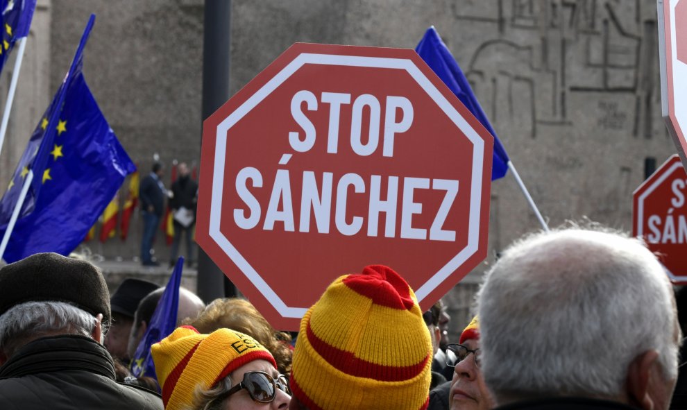 Uno de los carteles contra Pedro Sánchez.