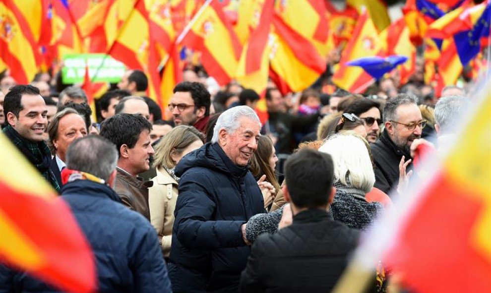 El escritor peruano Mario Vargas Llosa asiste a la concentración en Colón- Fernando Villar (EFE)
