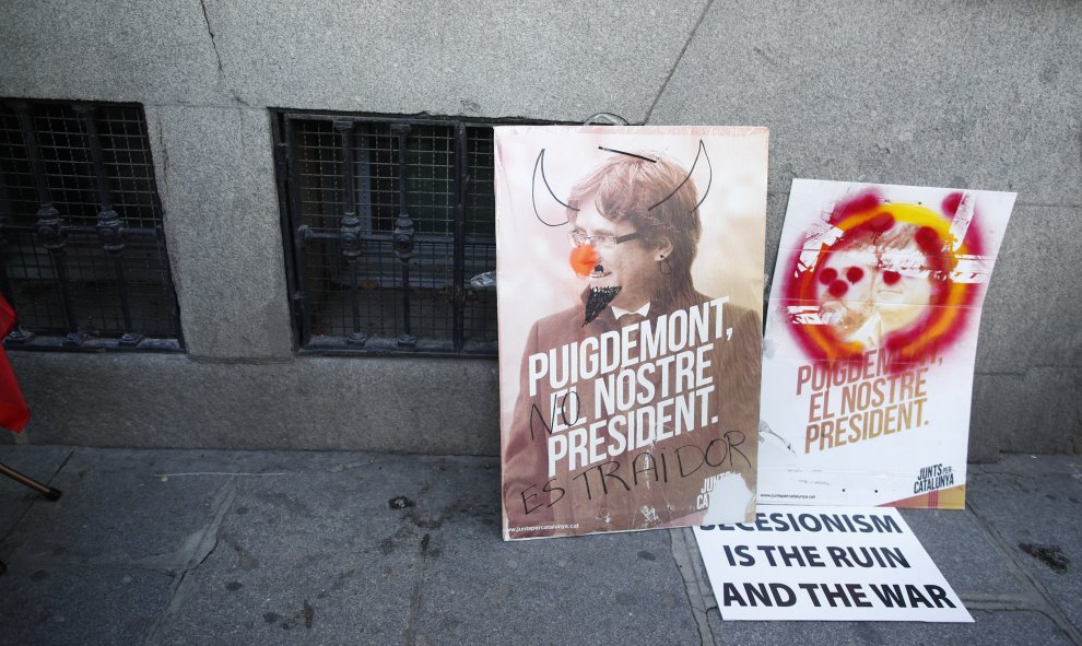 Los manifestantes en contra de los procesados por el jucio del Procés en el Trubunal Supremo, pintan carteles de la concentración en apoyo a los presos. Eduardo Parra Europa Press