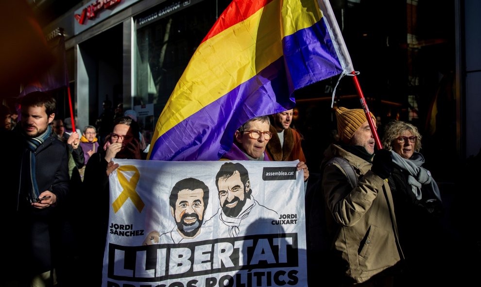 Varios colectivos se concentran en los alrededores del Tribunal Supremo de Madrid con una pancarta con las imágenes de Jordi Sánchez y Jordi Cuixart./EFE