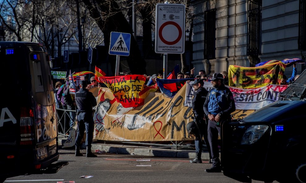 Varios colectivos se concentran con unas pancartas en los alrededores del Tribunal Supremo de Madrid./EFE