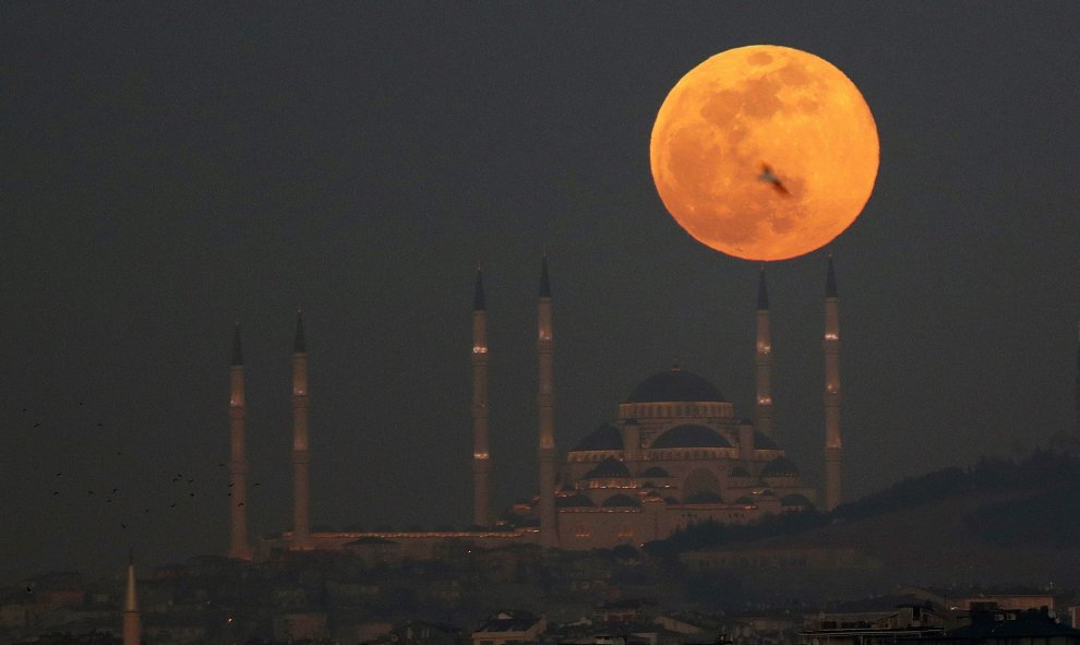 La superluna es un fenómeno que ocurre cuando la luna llena se encuentra en su perigeo, el punto más cercano a la Tierra EFE/ Erdem Sahin