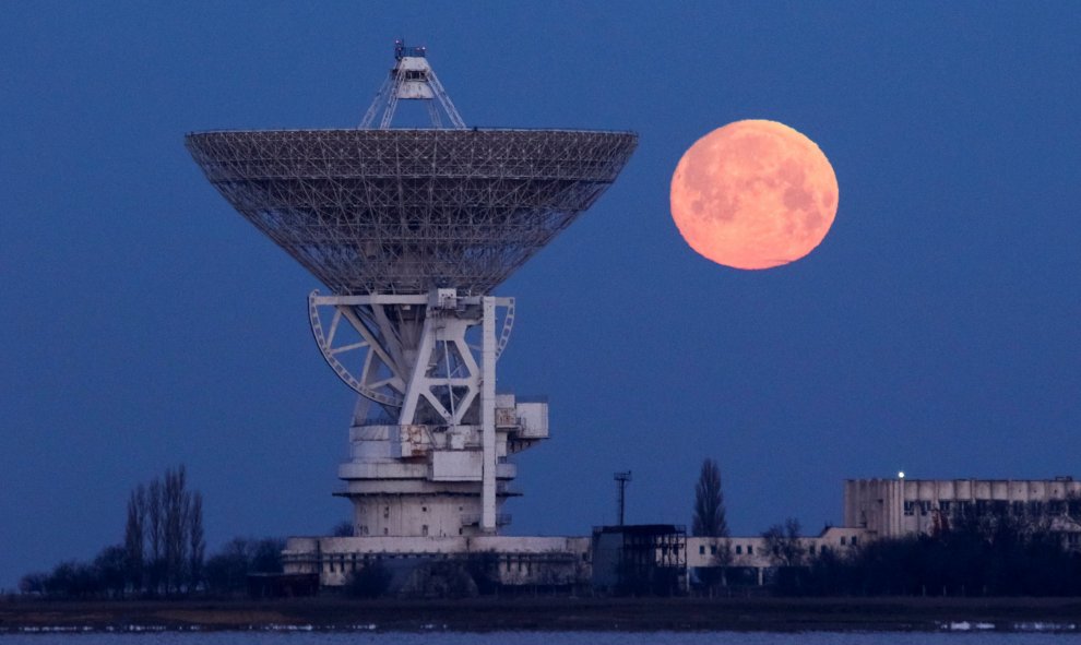 La luna de nieve al lado del radio telescopio RT-70 en el pueblo de Molochnoye, Crimea | REUTERS/ Alexey Pavlishak