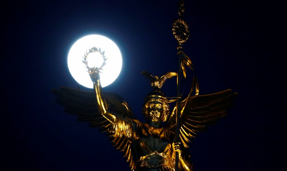La luna de nieve junto a la Victoria dorada en la parte superior de la columna de la victoria en Berlín, Alemania | REUTERS/ Fabrizio Bensch