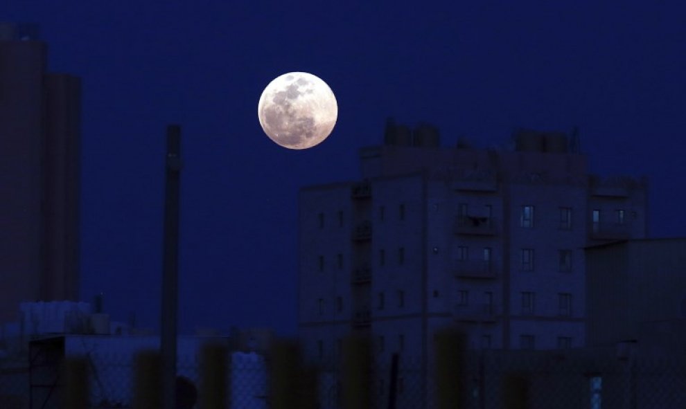 La luna llena se levanta sobre la capital kuwaití, Ciudad de Kuwait el 19 de febrero de 2019 | AFP/ Yasser Al-Zayyat
