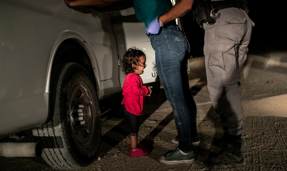 'Niña llorando en la frontera', de John Moore, muestra a una niña hondureña retenida en la frontera entre Estados Unidos y México. / Getty Images - Reuters