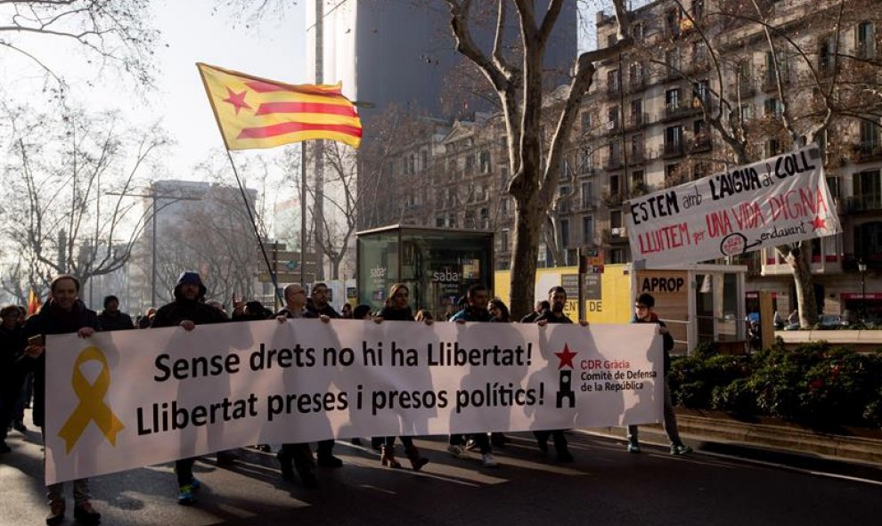 El tráfico se ha complicado en hora punta en la capital catalana por las manifestaciones. EFE/ MARTA PÉREZ