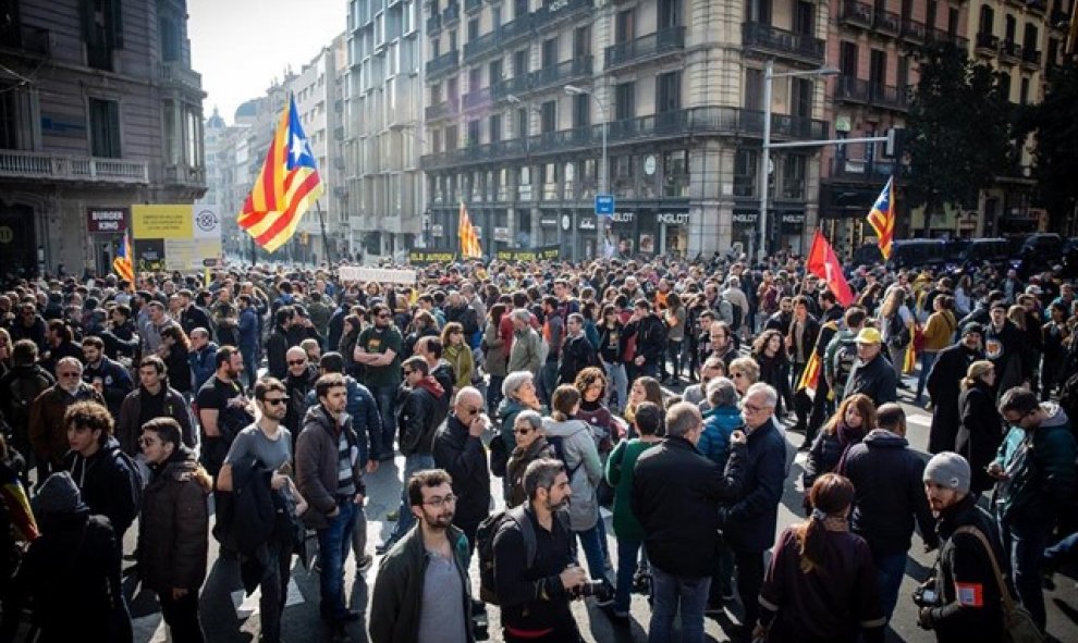 Un millar de CDR se han concentrado en la plaza Urquinaona desde diversos puntos de Barcelona./ EUROPA PRESS