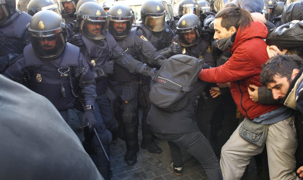Tensión en las inmediaciones de la calle Argumosa de Madrid entre agentes antidisturbios de la Policía Nacional y activistas de la plataforma 'Stop Desahucios'. Eduardo Parra Europa Press