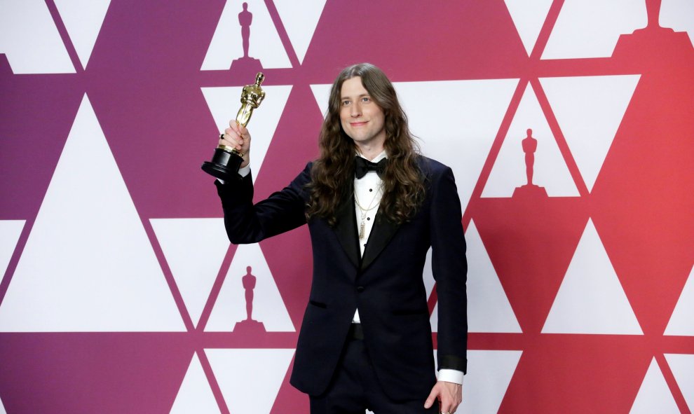 Ludwig Goransson posa con la estatuilla a la mejor banda sonora por ‘Black Panther’ | EFE/ Armando Arorizo