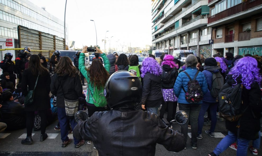 Un pelotón de unas doscientas feministas está recorriendo Madrid para informar y visibilizar la huelga feminista. Es el bicipiquete del 8-M.- FERMÍN GRODIRA