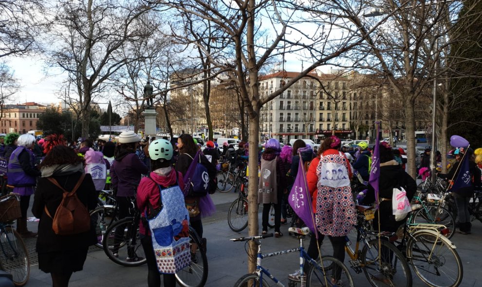 Un pelotón de unas doscientas feministas está recorriendo Madrid para informar y visibilizar la huelga feminista. Es el bicipiquete del 8-M.- FERMÍN GRODIRA