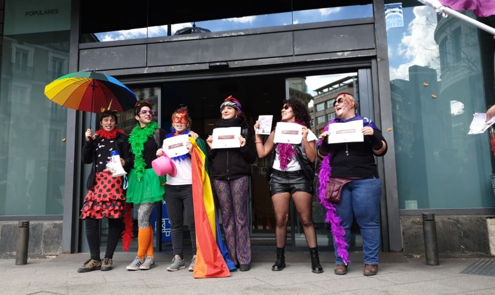 Un grupo de feministas ante la puerta de la sede del PP en Madrid.- FERMÍN GRODIRA