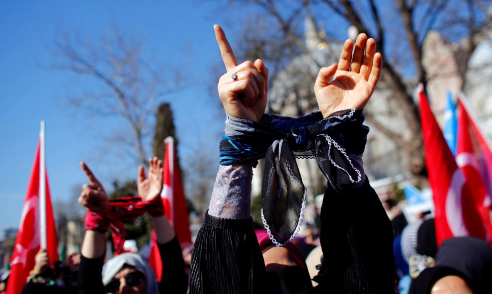 Una mujer con las manos atadas durante una protesta solidaria por las mujeres sirias en Estambul. REUTERS/Murad Sezer