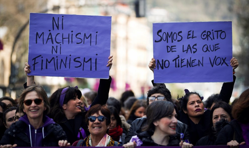 Carteles feministas en San Sebastián durante el 8M / EFE